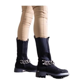 Botines de mujer negros decorados con cadena.
