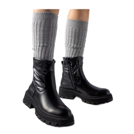 Botines negros con parte superior decorativa.