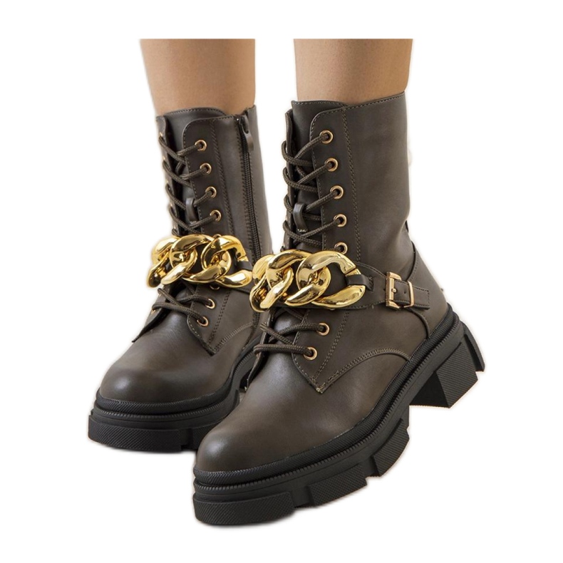 Botas de montaña verdes con cadena.