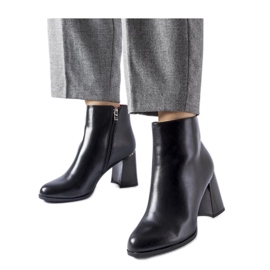 Botines negros con aislamiento y tacón decorativo.