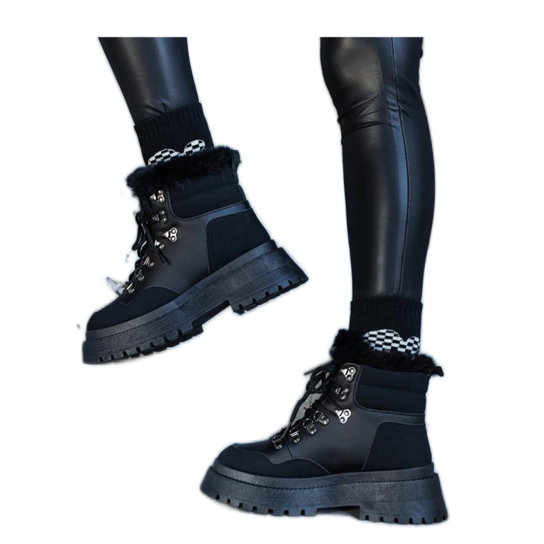 Botas de plataforma masivas con piel. negro