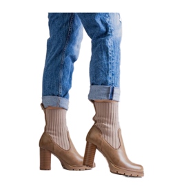 Botines beige oscuro confeccionados en piel ecológica.