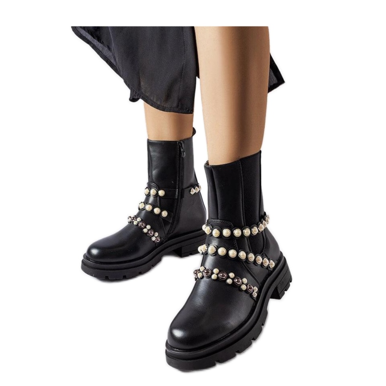 Botas negras decoradas con perlas. negro