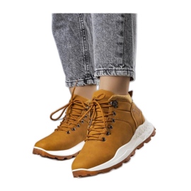 Botas de montaña marrones con aislamiento para mujer. marrón