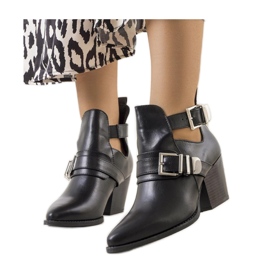 Botines negros de mujer con recorte. Botines negros de mujer con recorte.