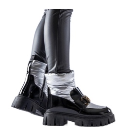 Botas de nieve de charol negro y plateado.