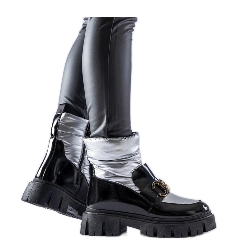 Botas de nieve de charol negro y plateado.