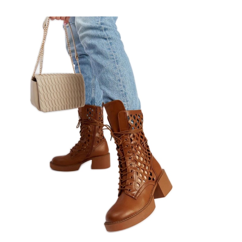 Botas marrones caladas con tacones altos marrón