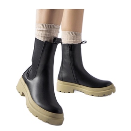 Botines negros con suela oliva.