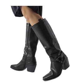 Botas de vaquero negras en el poste. negro