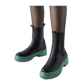 Botas negras sobre suela verde negro