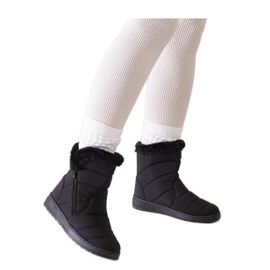 Botas de nieve negras decoradas con piel. negro