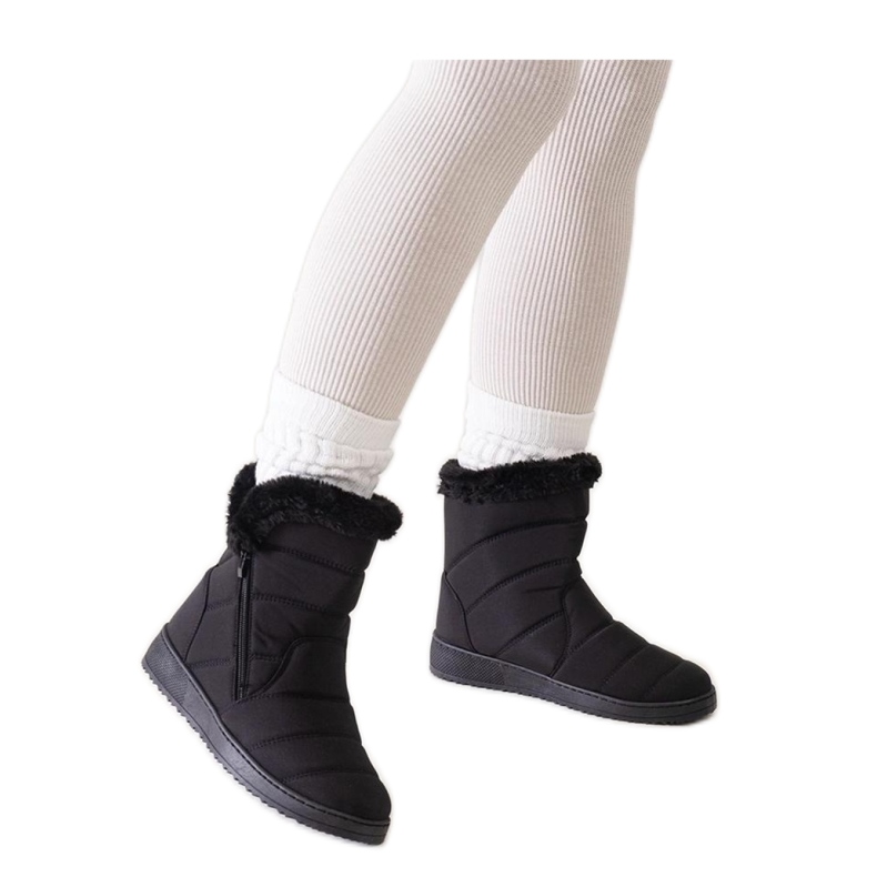 Botas de nieve negras decoradas con piel. negro