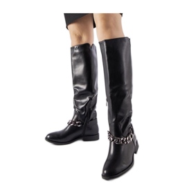 Botas aislantes negras con cadena. negro