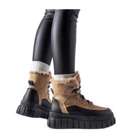 Botas beige en una suela masiva