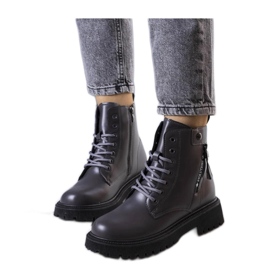 Botas de montaña grises con aislamiento