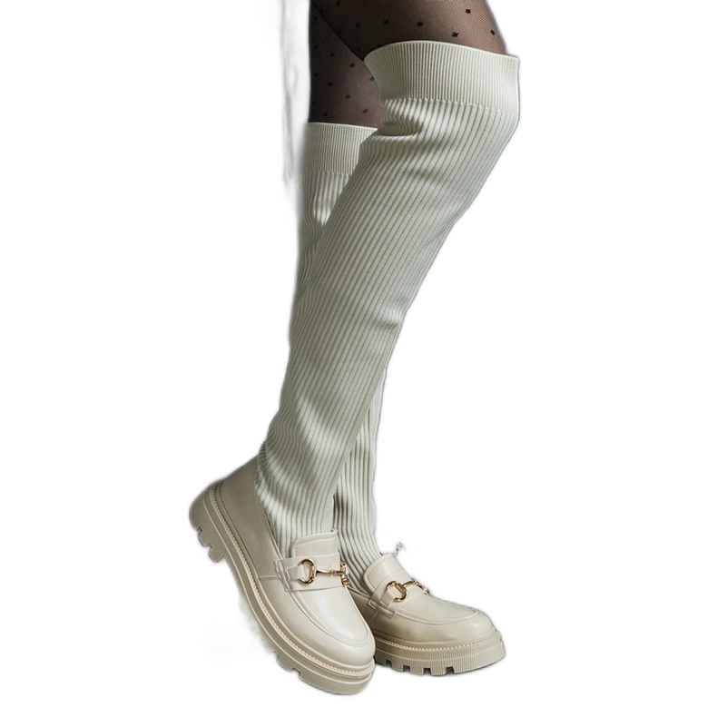 Botas beige claro con parte superior flexible y tacón plano. Botas beige claro con parte superior flexible y tacón plano.