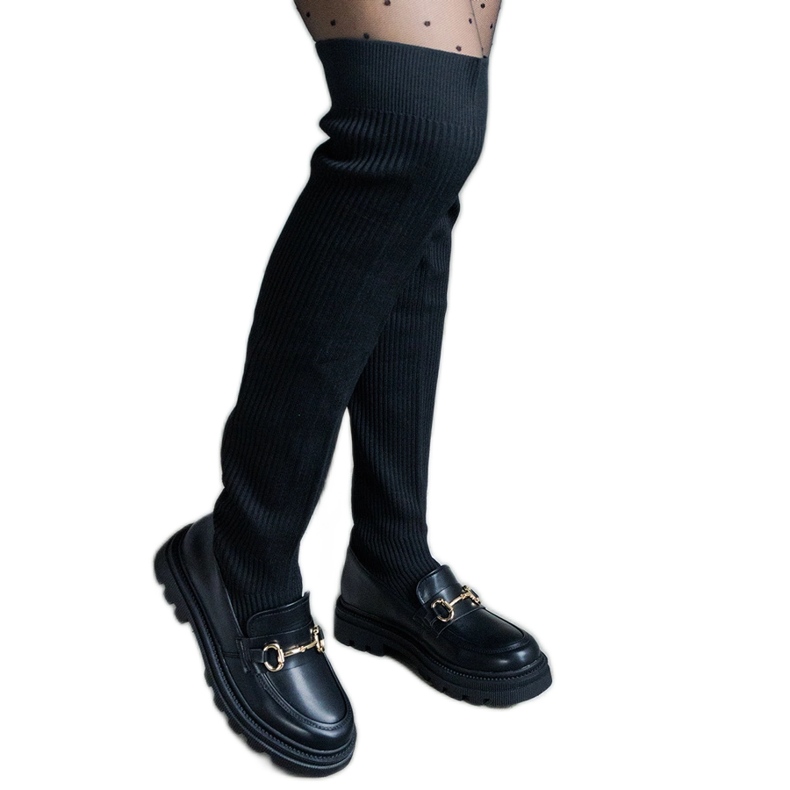 Botas negras con parte superior flexible y tacón plano. negro