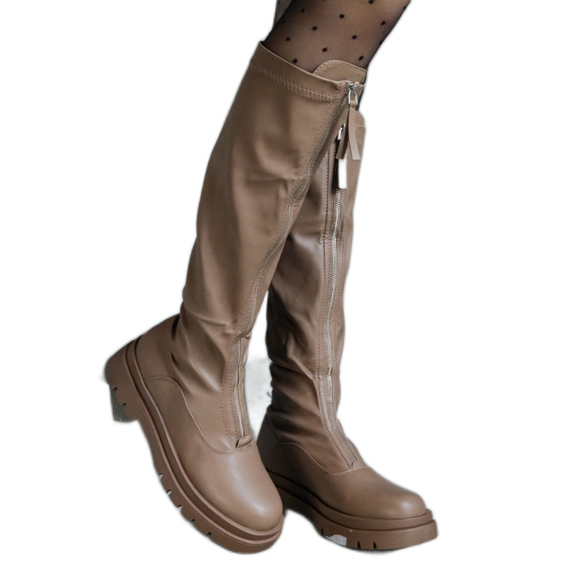 Botas marrones de ecopiel con tacón plano decorado con cremallera marrón