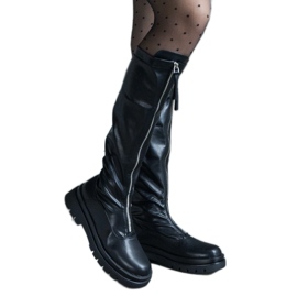 Botas negras de ecopiel con tacón plano decoradas con cremallera. negro