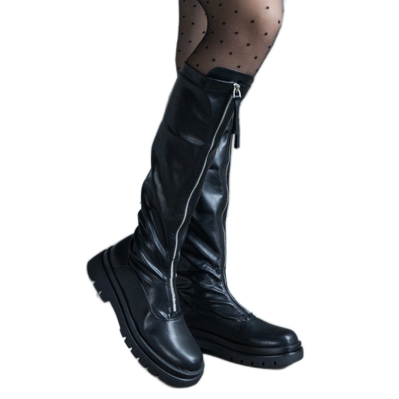 Botas negras de ecopiel con tacón plano decoradas con cremallera. negro