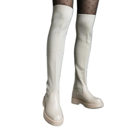 Botas beige claro con parte superior flexible y tacón plano.