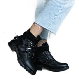 Botines negros decorados con tachuelas y tacón plano.