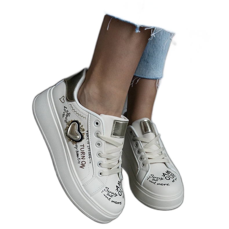 Zapatillas beige decoradas con parche e inscripciones en la plataforma Etara