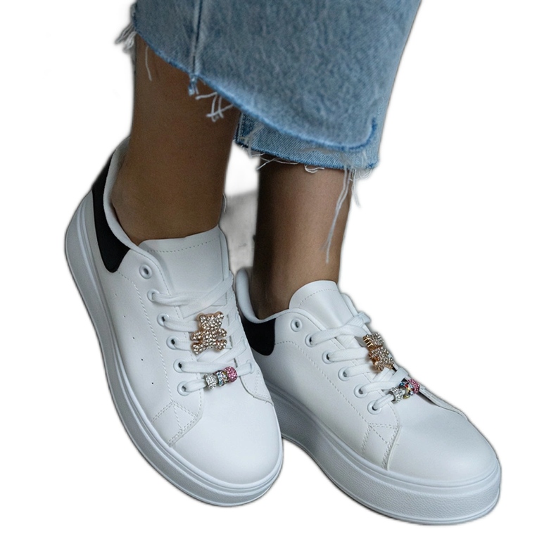 Zapatillas blancas con plataforma decoradas con un osito de peluche. blanco