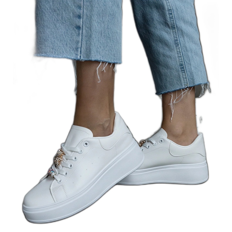 Zapatillas blancas con plataforma decoradas con un osito de peluche. blanco