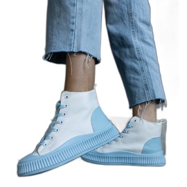 Zapatillas con plataforma en blanco y azul.