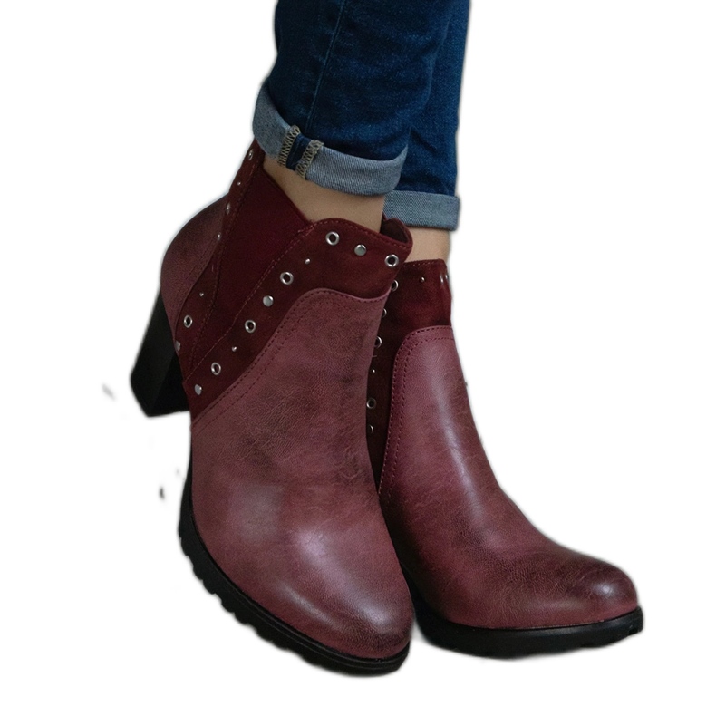 Botines burdeos con aislamiento rojo Botines burdeos con aislamiento rojo