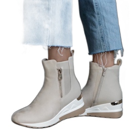 Botines deportivos beige con cuña