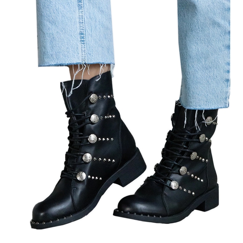 Botines negros con cordones decorados con tachuelas