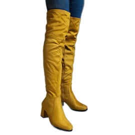Botas altas amarillas confeccionadas en ante ecológico. amarillo