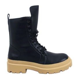Botas negras atadas al protector negro