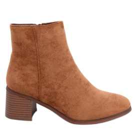Botas clásicas de tacones altos marrón