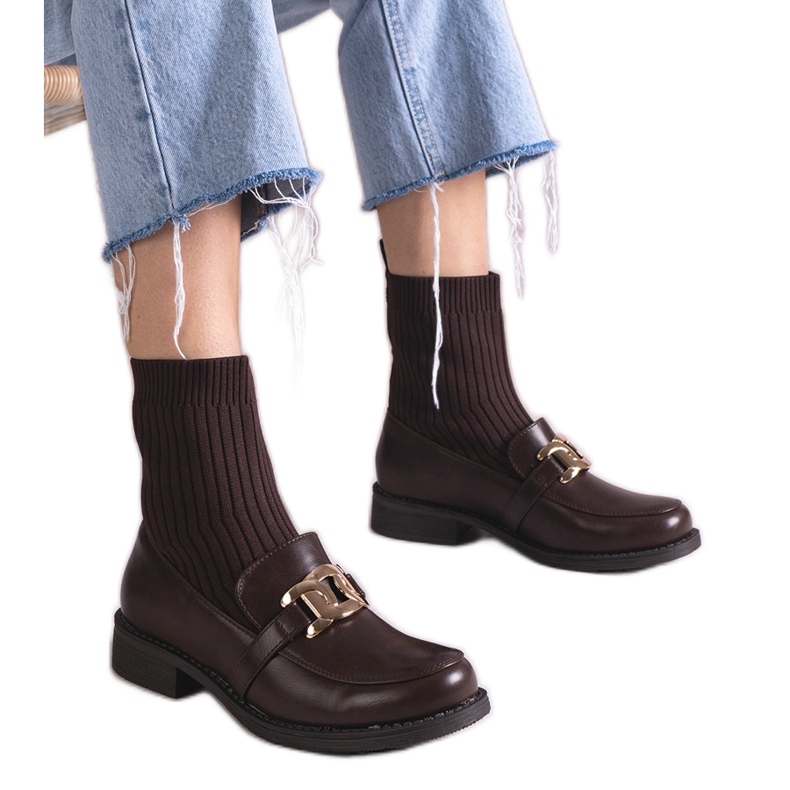 Botines marrones con parte superior de tela. marrón