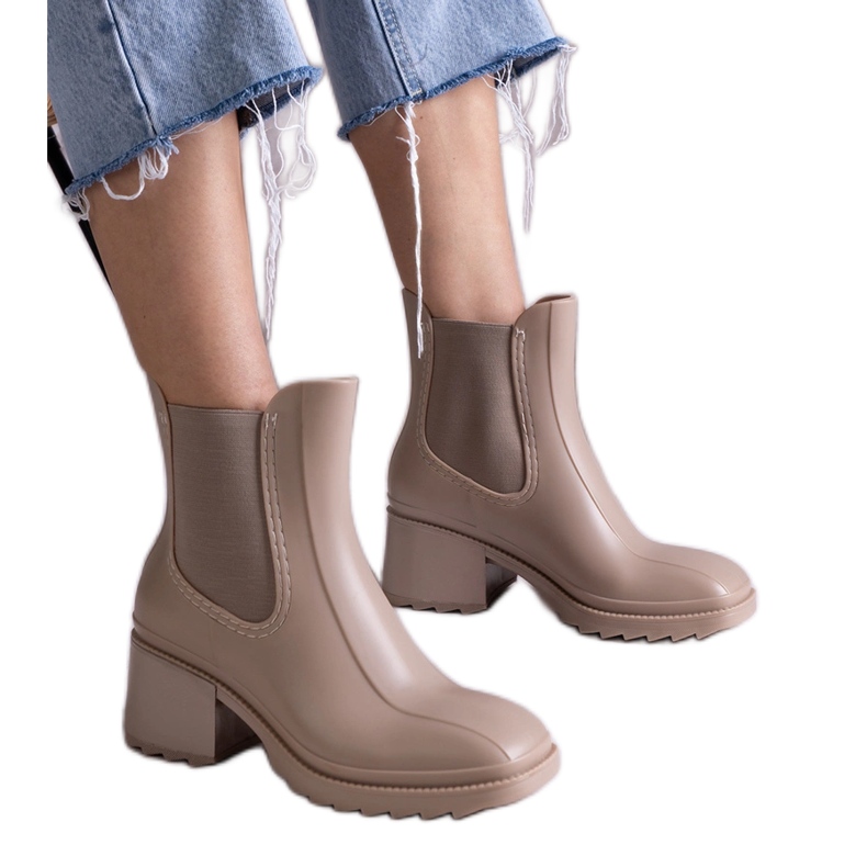 Botas de agua beige con tacón alto.