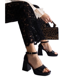 Sandalias de mujeres negras en un tacón masivo negro