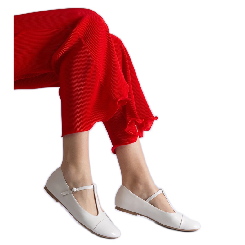 Bailarinas blancas con puntera de charol y cierre con hebilla. blanco Bailarinas blancas con puntera de charol y cierre con hebilla. blanco