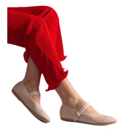 Bailarinas beige con acabado mate, cierre con hebilla