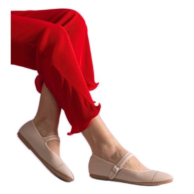 Bailarinas beige con acabado mate, cierre con hebilla