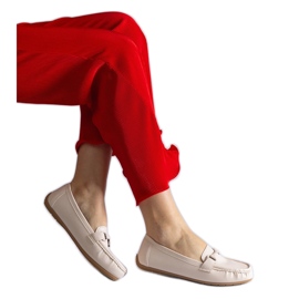 Mocasines de cuero ecológico beige con un adorno