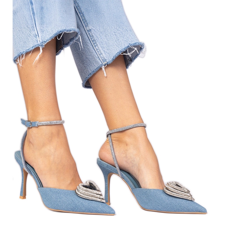 Tacones azules con tacón abierto decorado con circonitas.