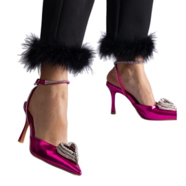 Tacones rosas con tacón abierto decorado con circonitas.