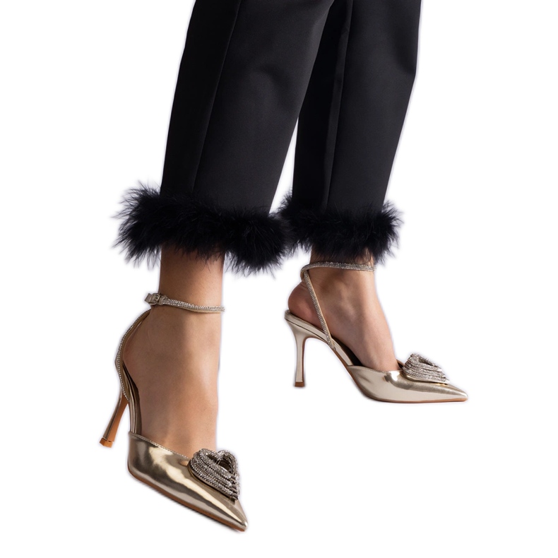 Tacones dorados con tacón abierto decorado con circonitas.