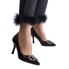 Tacones negros decorados con circonitas de colores. Tacones negros decorados con circonitas de colores.