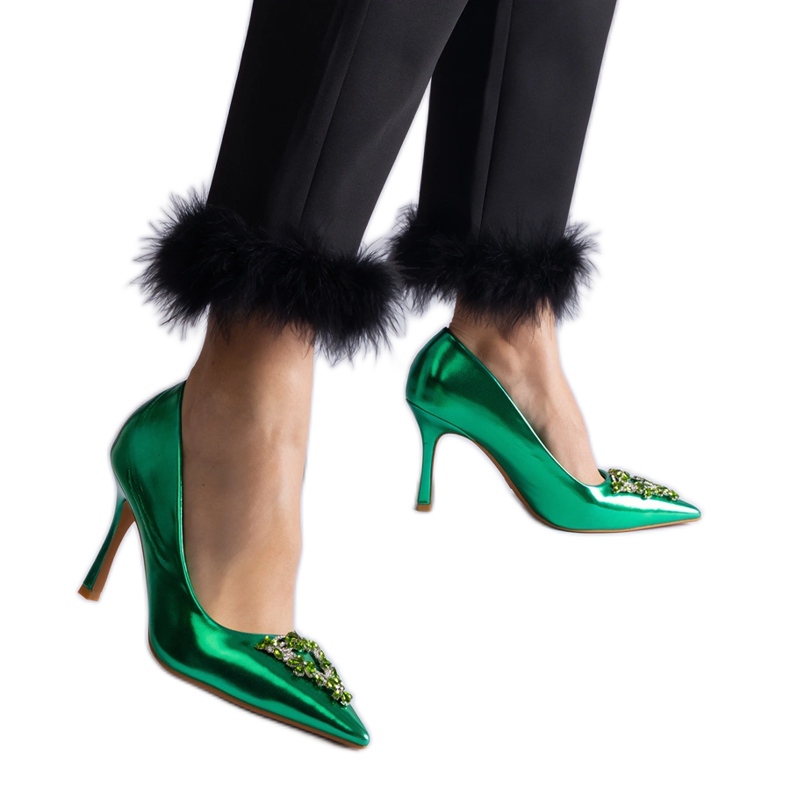 Stilettos de charol verde decorados con circonitas