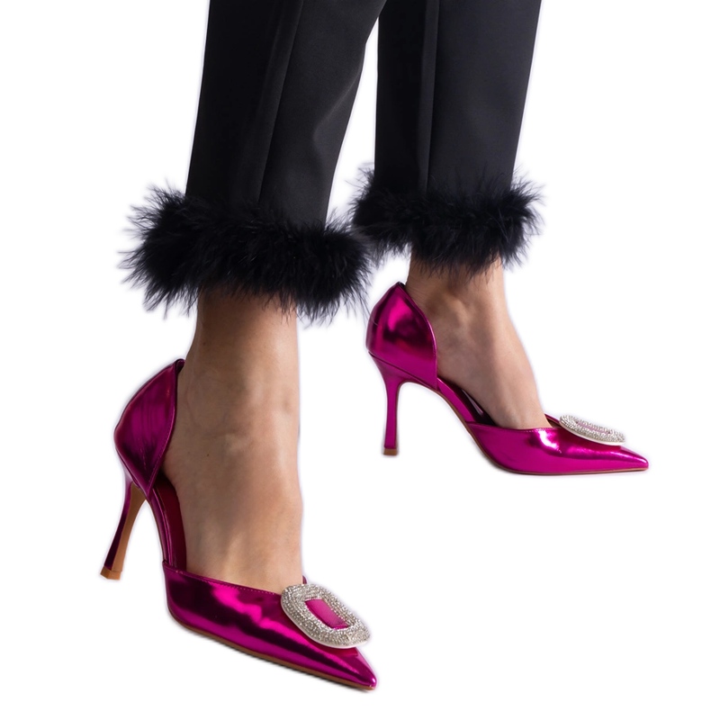 Tacones rosas decorados con circonitas. rosado